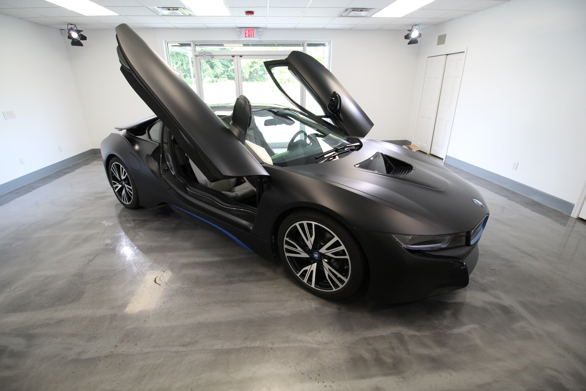 BMW i8 – Mega Luxury