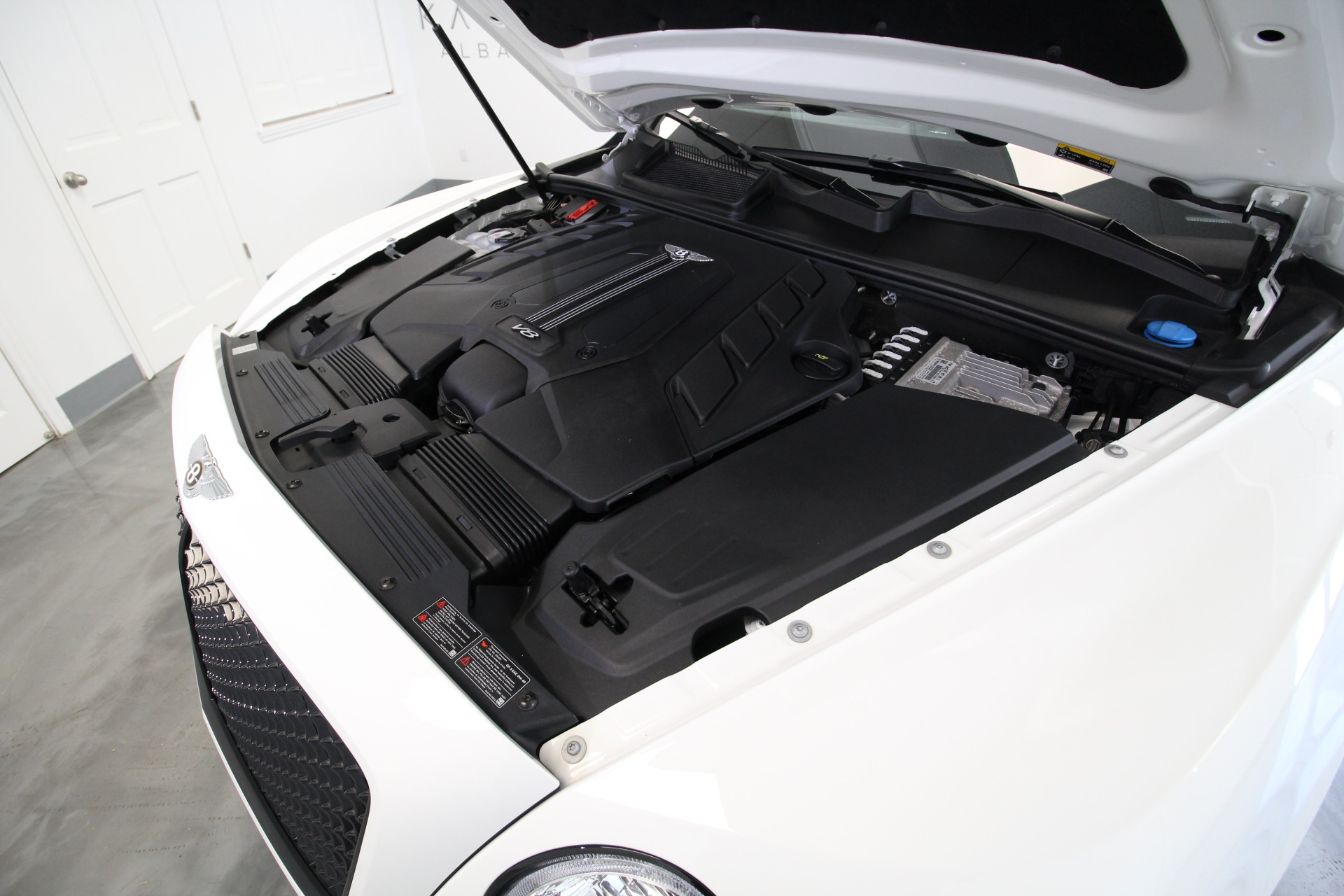 Used 2019 WHITE Bentley Bentayga V8 BLACKOUT TRIM LOADED WITH OPTIONS RARE | Albany, NY