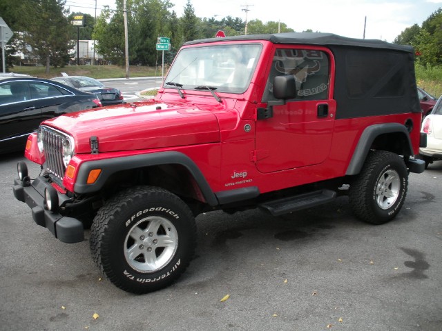 Used 2006 Flame Red Clearcoat Jeep Wrangler Unlimited 6 SPEED MANUAL,LOCAL TRADE-IN,2 INCH BODY LIFT KIT | Albany, NY