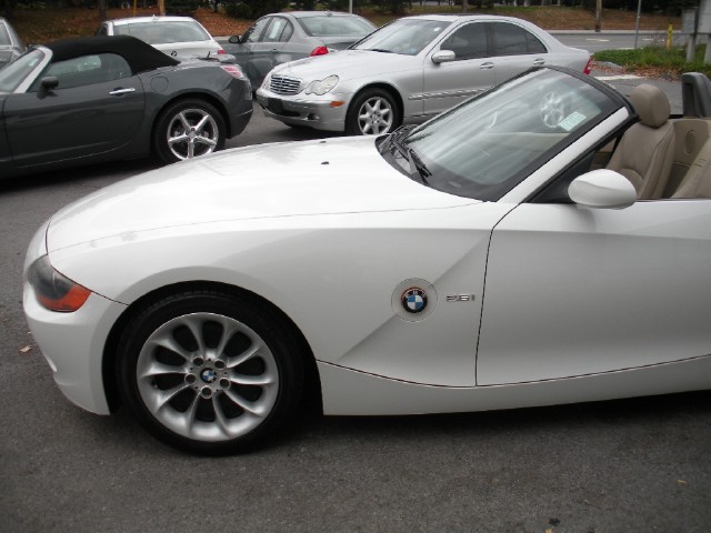 Used 2004 Alpine White BMW Z4 2.5i 5 SPEED MANUAL,SPORT+PREMIUM PACKAGES | Albany, NY